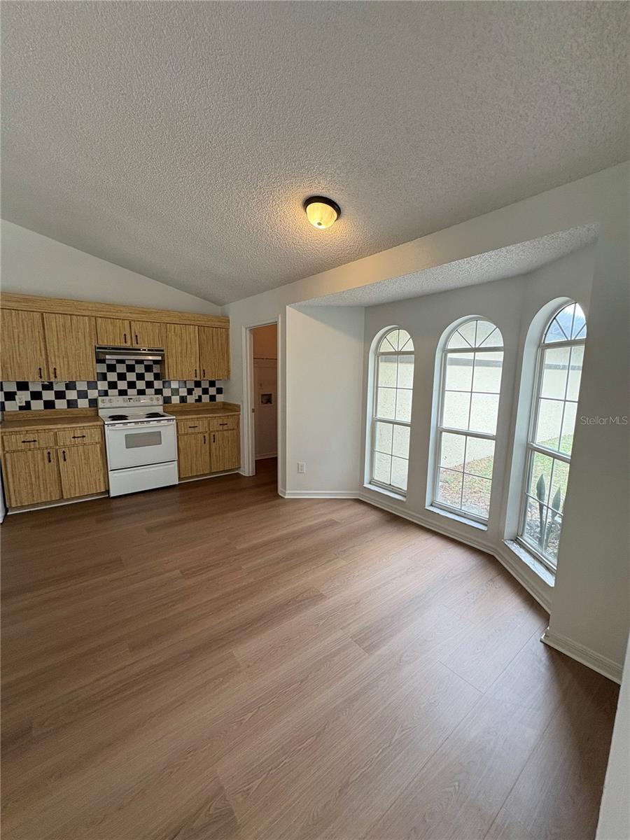 Image 5 of 25 For 28 Oak Run 