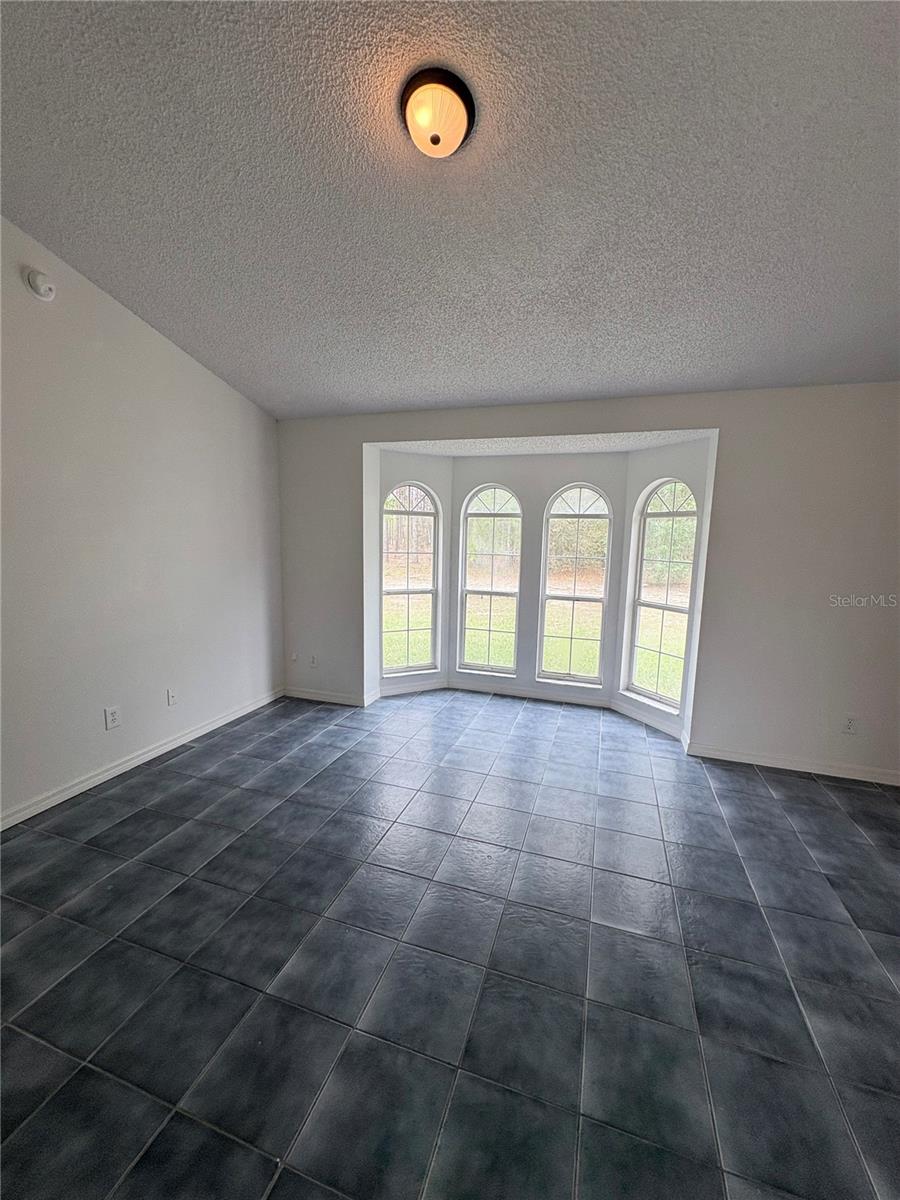 Image 9 of 25 For 28 Oak Run 