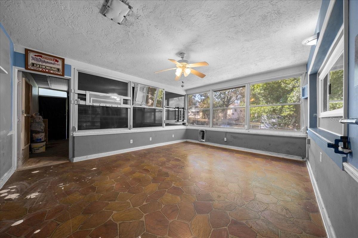 Image 19 of 35 For 82 Jeffery Street