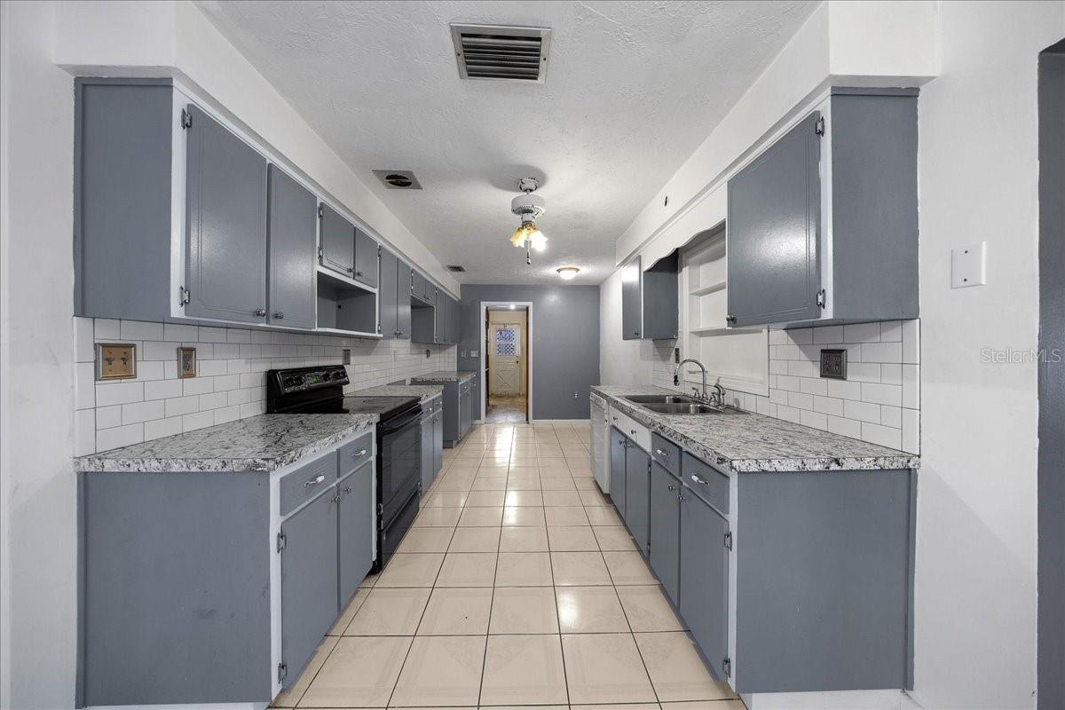 Image 24 of 35 For 82 Jeffery Street