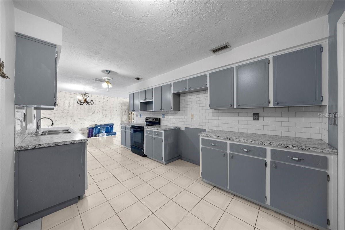 Image 27 of 35 For 82 Jeffery Street