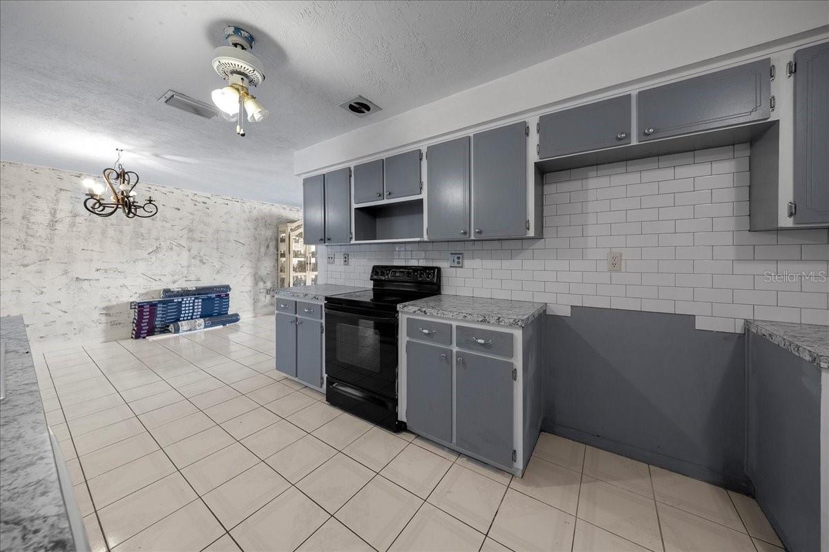 Image 28 of 35 For 82 Jeffery Street