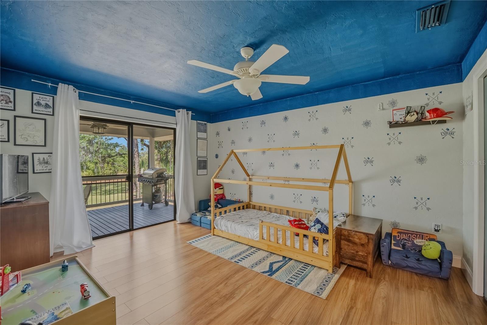 Image 28 of 49 For 19810 85th Loop