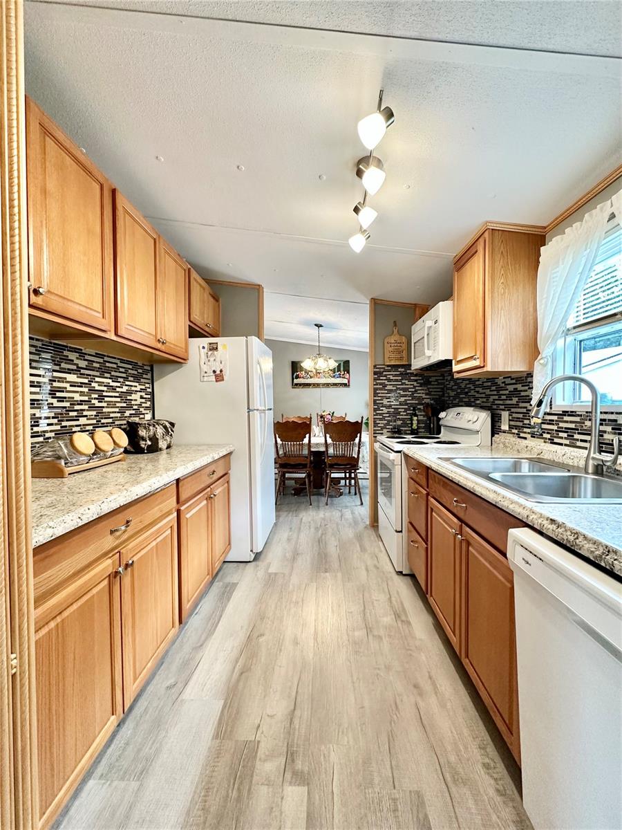 Image 10 of 31 For 18400 90th Lane