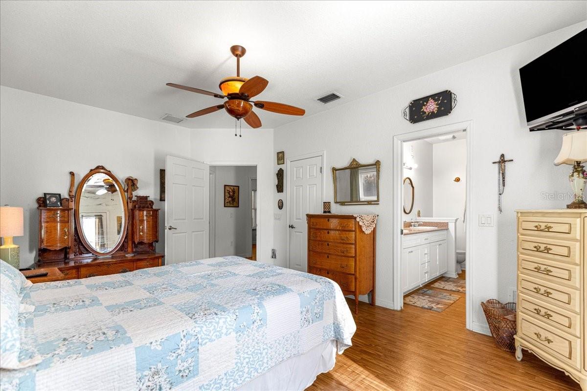 Image 22 of 52 For 6025 19th Court