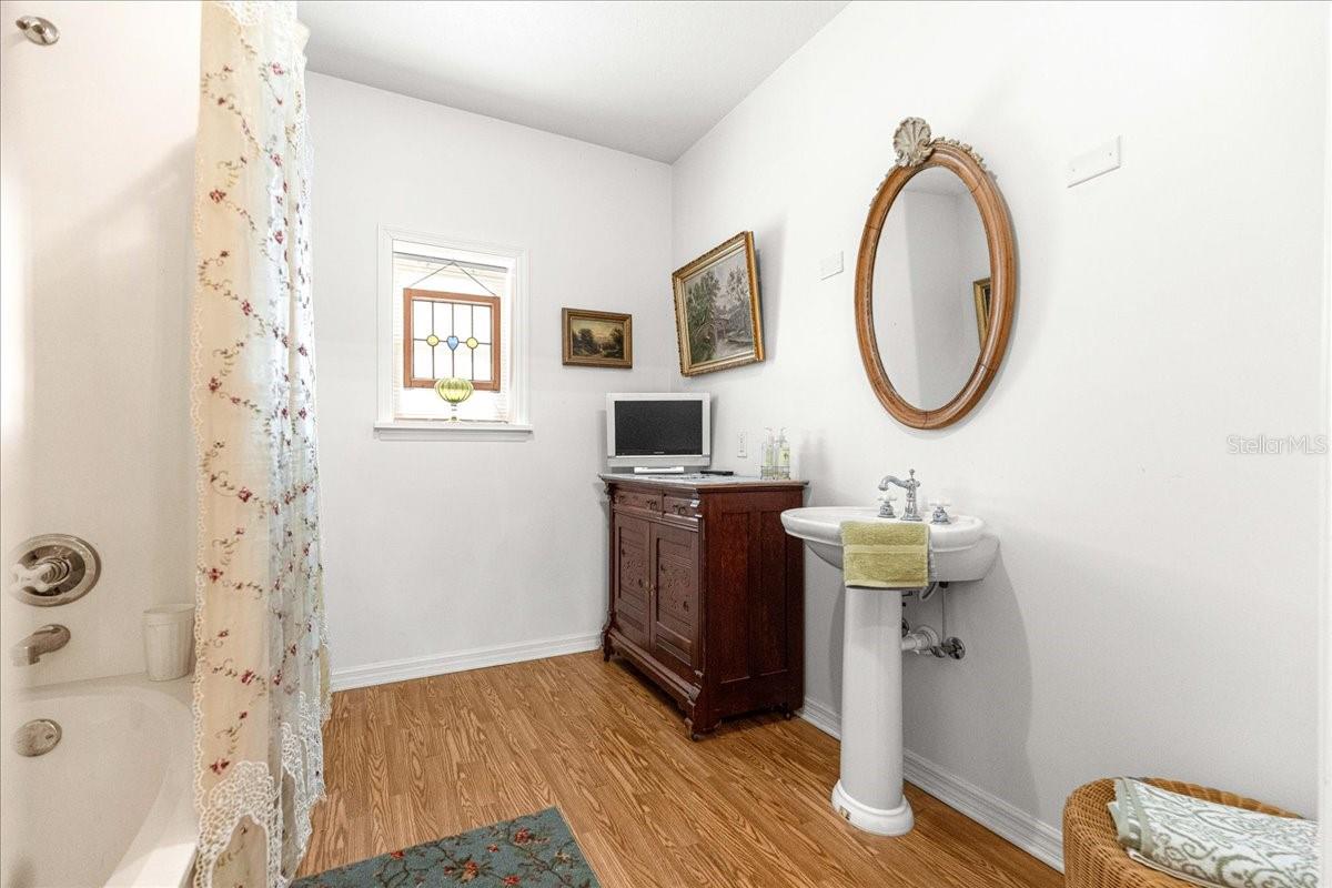 Image 31 of 52 For 6025 19th Court