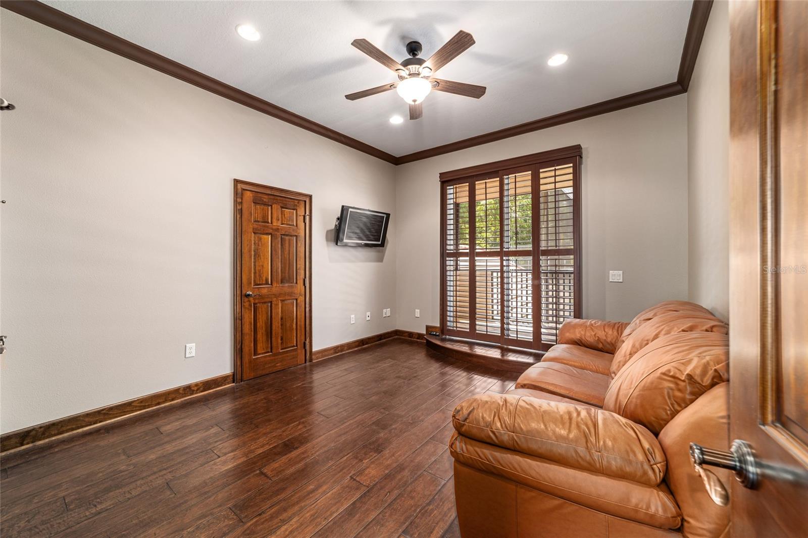 Image 46 of 73 For 678 47th Loop