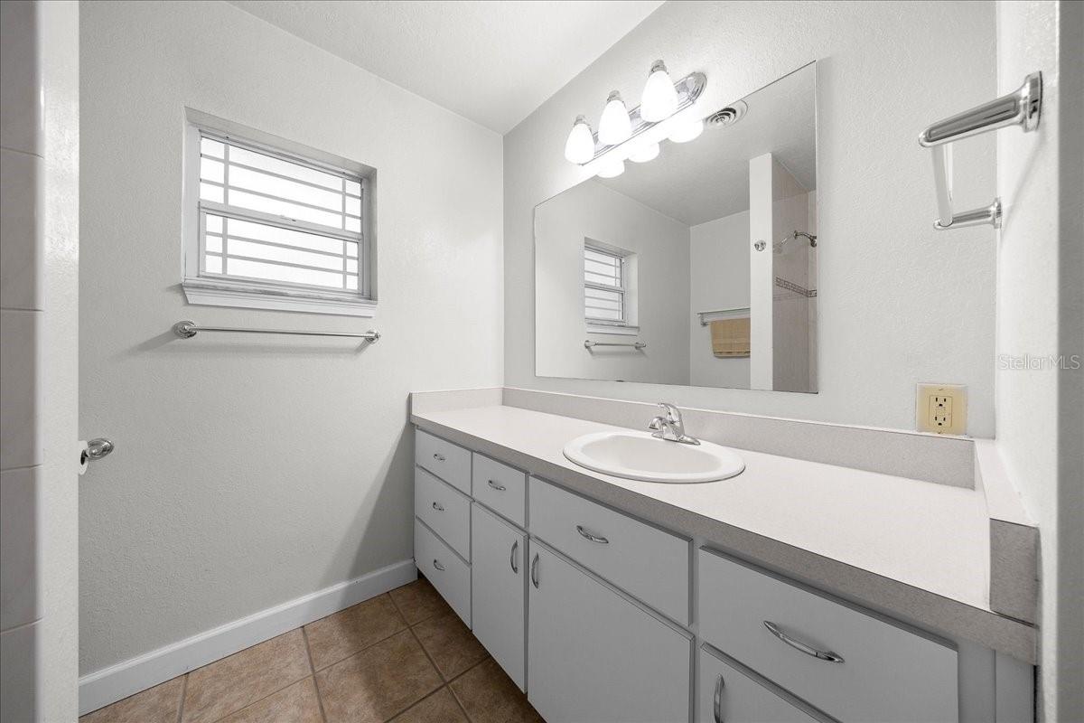 Image 31 of 63 For 2009 15th Lane