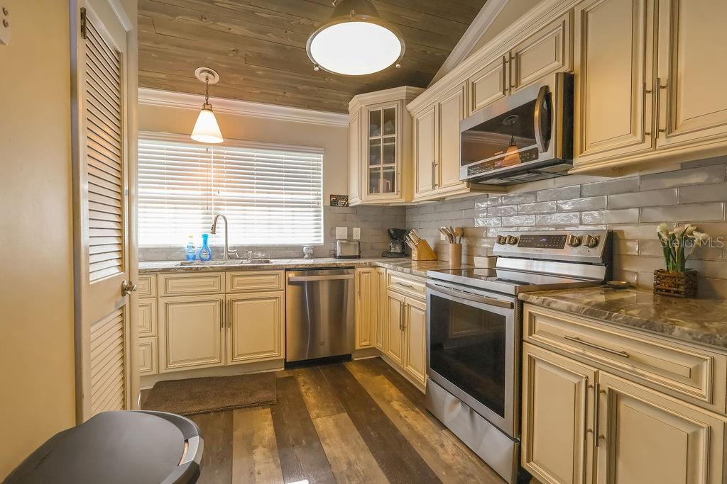 Image 7 of 27 For 11001 Sunset Harbor Road B10