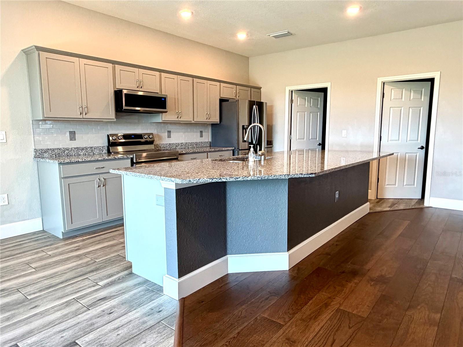 Image 6 of 39 For 5530 92nd Street