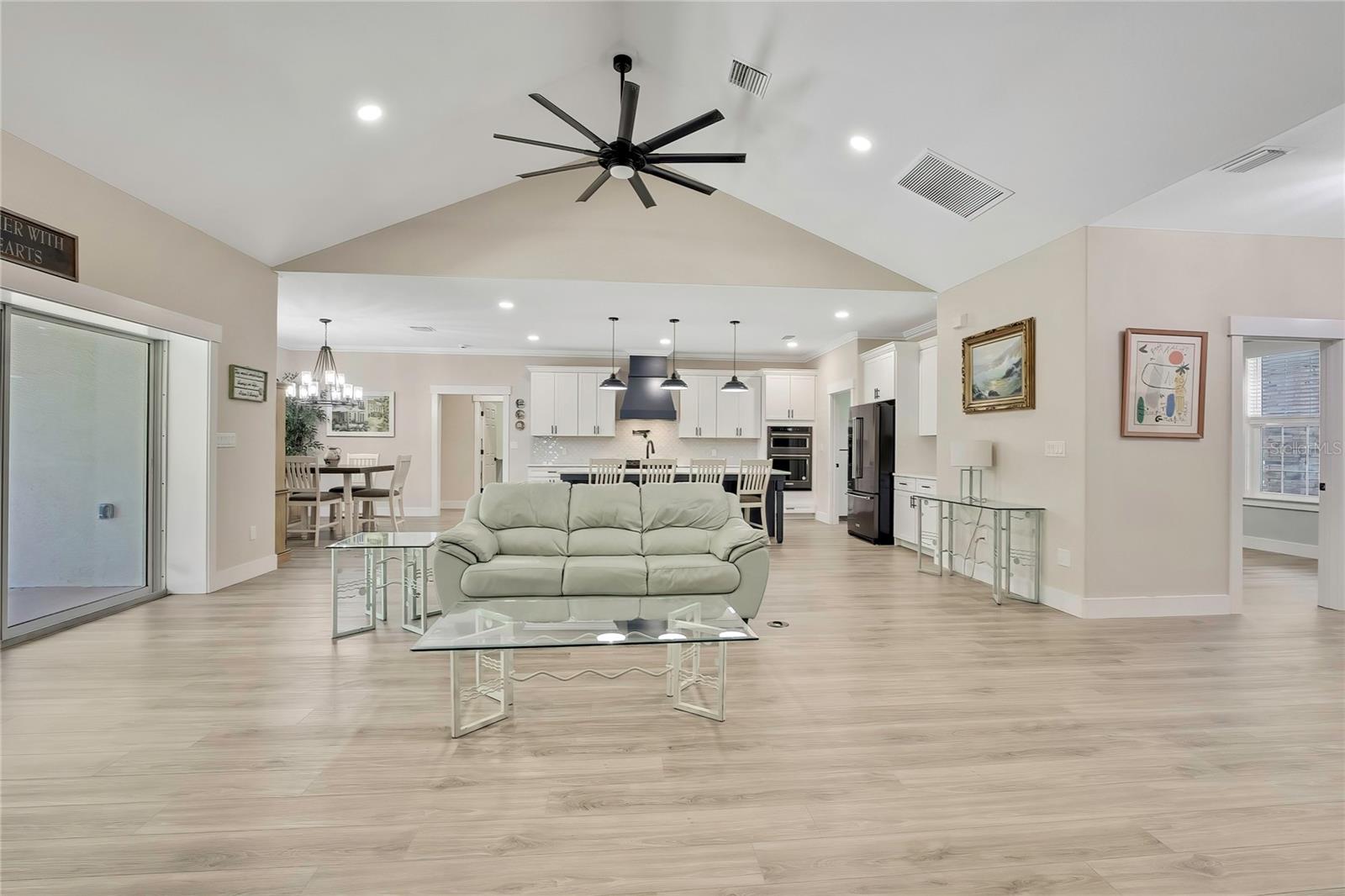 Listing photo id 9 for 3991 Buckhorn Drive