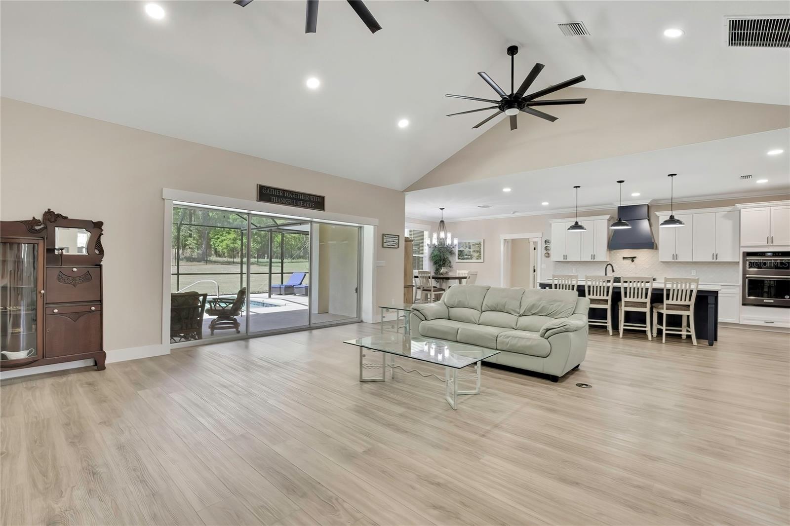 Listing photo id 10 for 3991 Buckhorn Drive