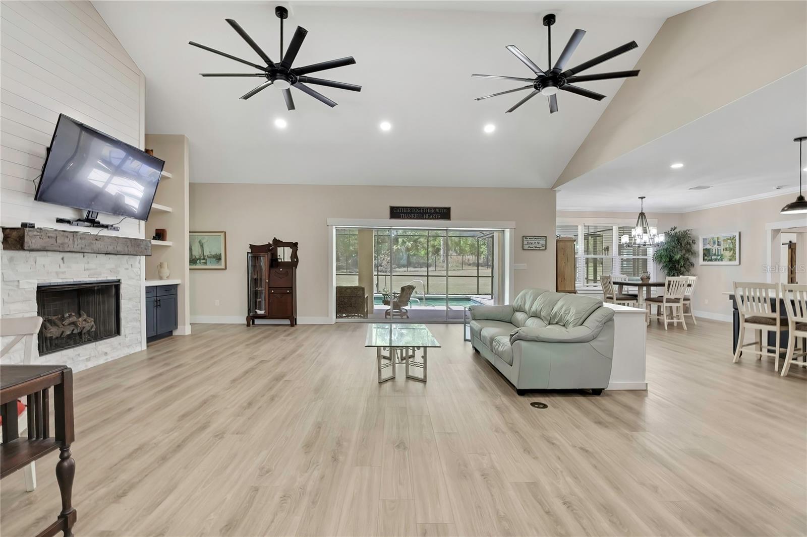 Listing photo id 3 for 3991 Buckhorn Drive