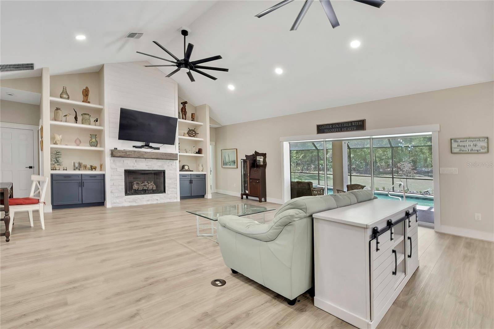 Listing photo id 4 for 3991 Buckhorn Drive