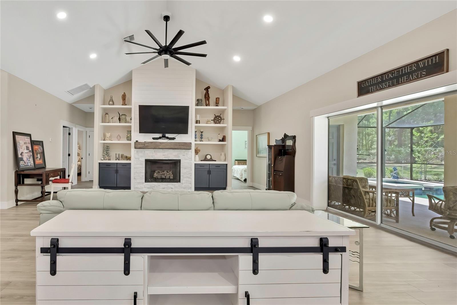 Listing photo id 5 for 3991 Buckhorn Drive