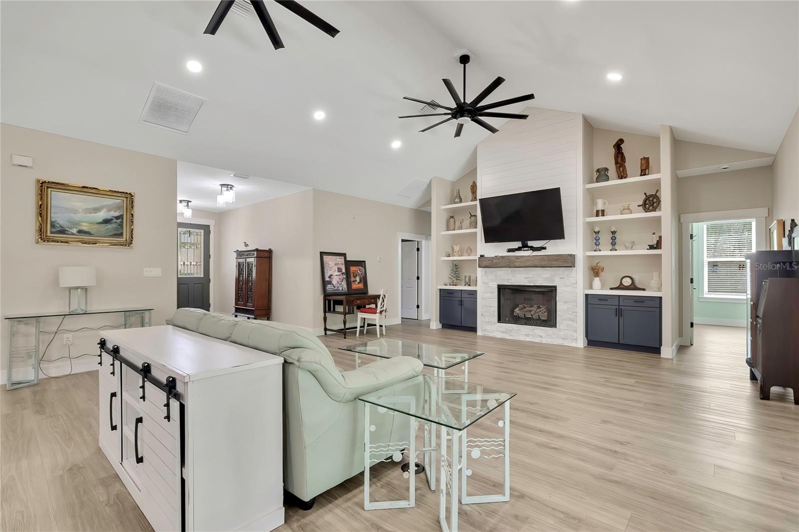 Listing photo id 6 for 3991 Buckhorn Drive