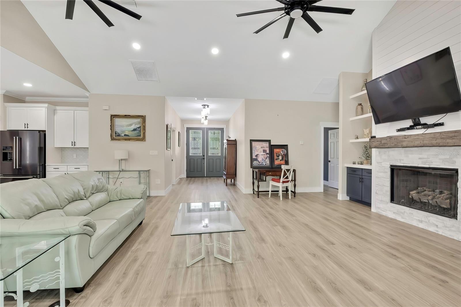 Listing photo id 7 for 3991 Buckhorn Drive