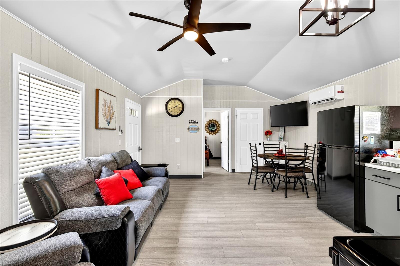 Listing photo id 8 for 7576 Heller Avenue