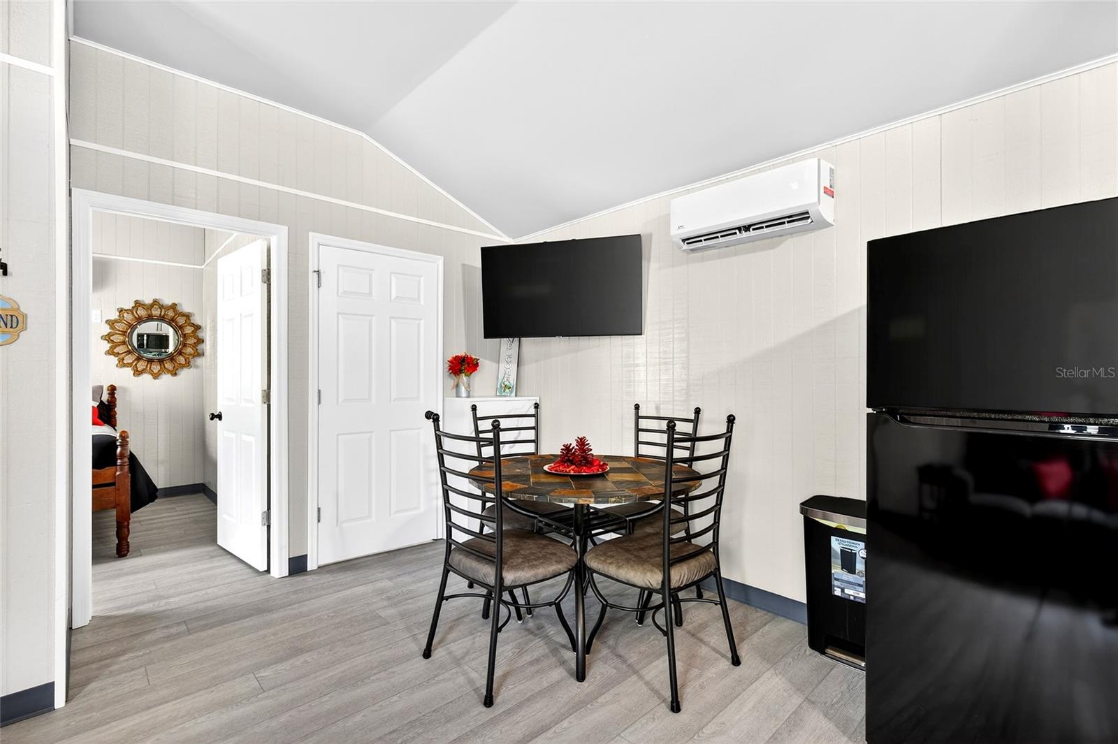 Listing photo id 9 for 7576 Heller Avenue