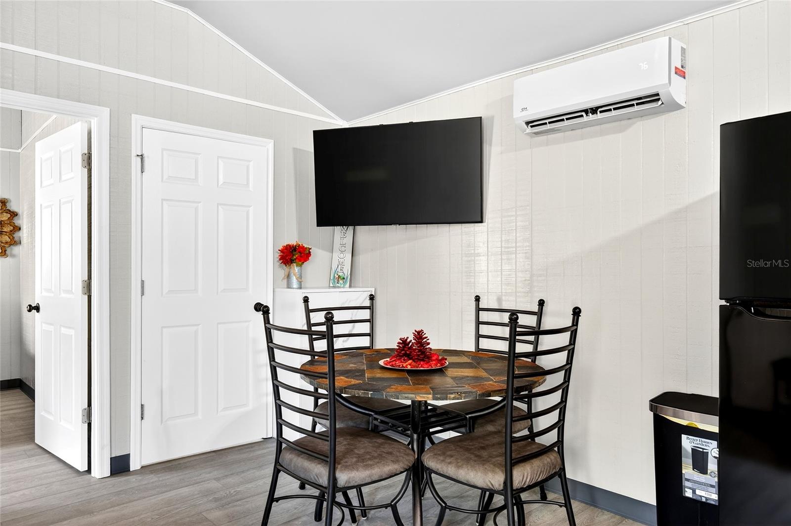 Listing photo id 10 for 7576 Heller Avenue