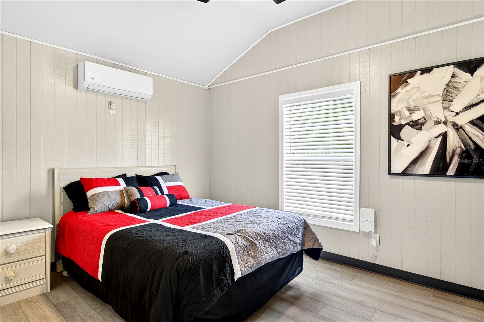 Listing photo id 11 for 7576 Heller Avenue