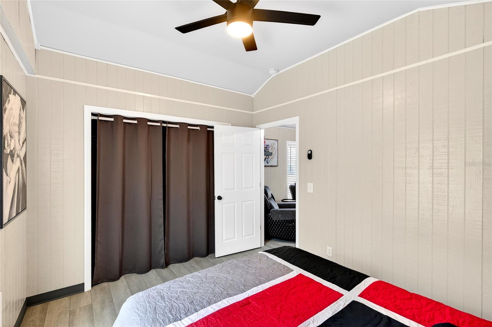 Listing photo id 12 for 7576 Heller Avenue