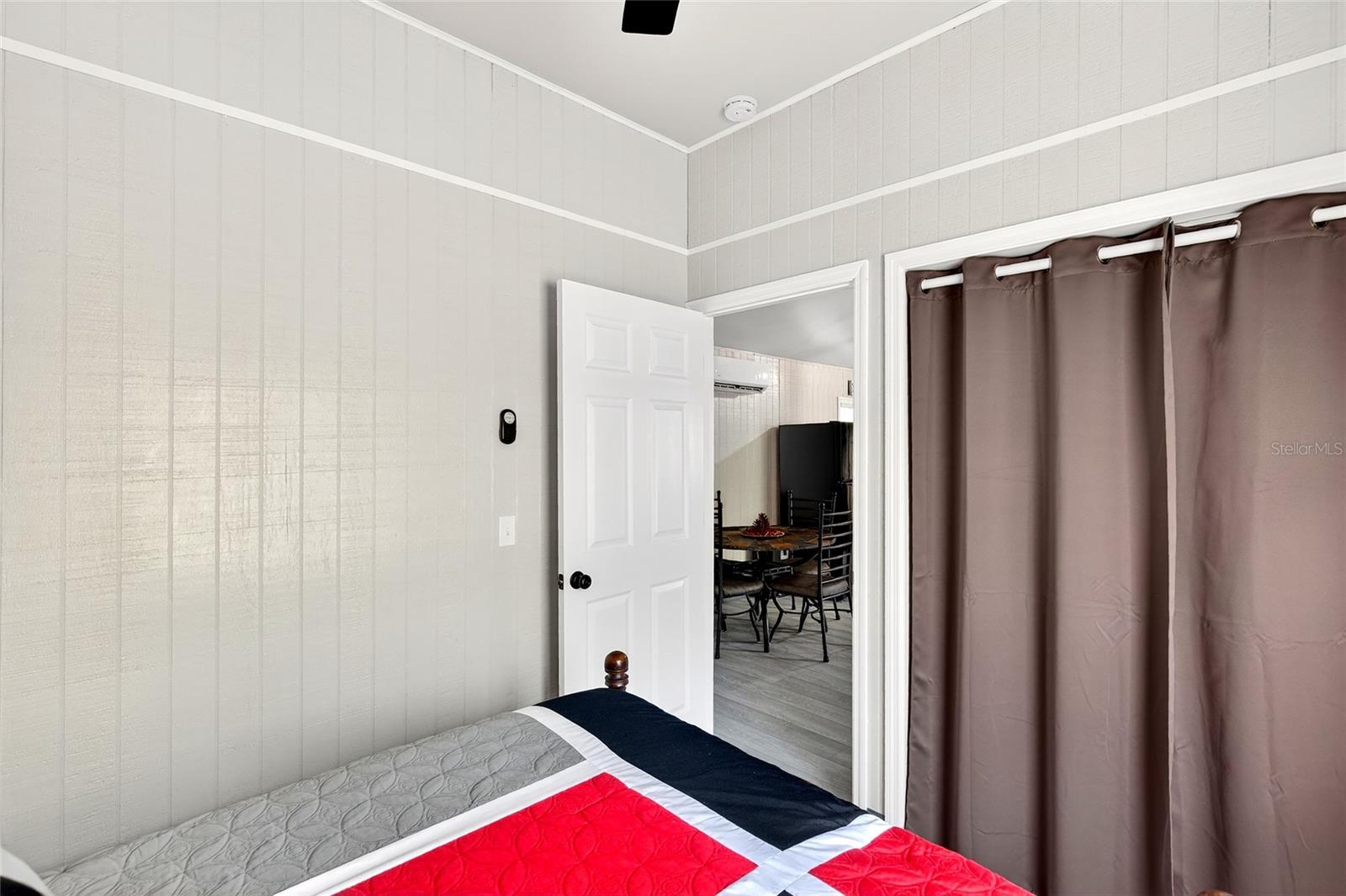 Listing photo id 15 for 7576 Heller Avenue