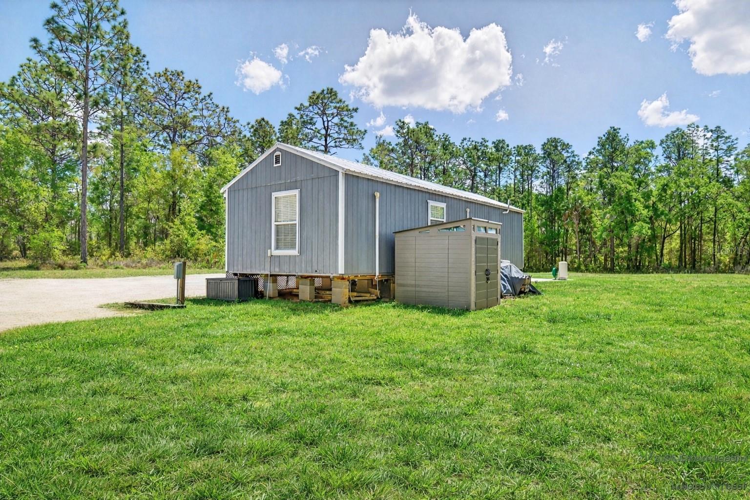 Listing photo id 16 for 7576 Heller Avenue