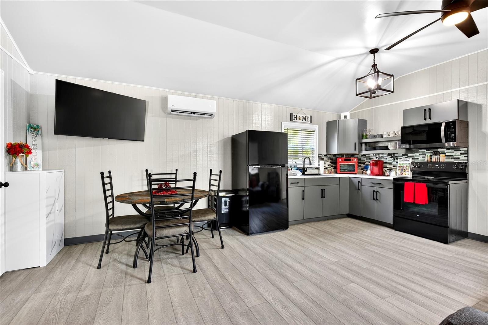 Listing photo id 3 for 7576 Heller Avenue