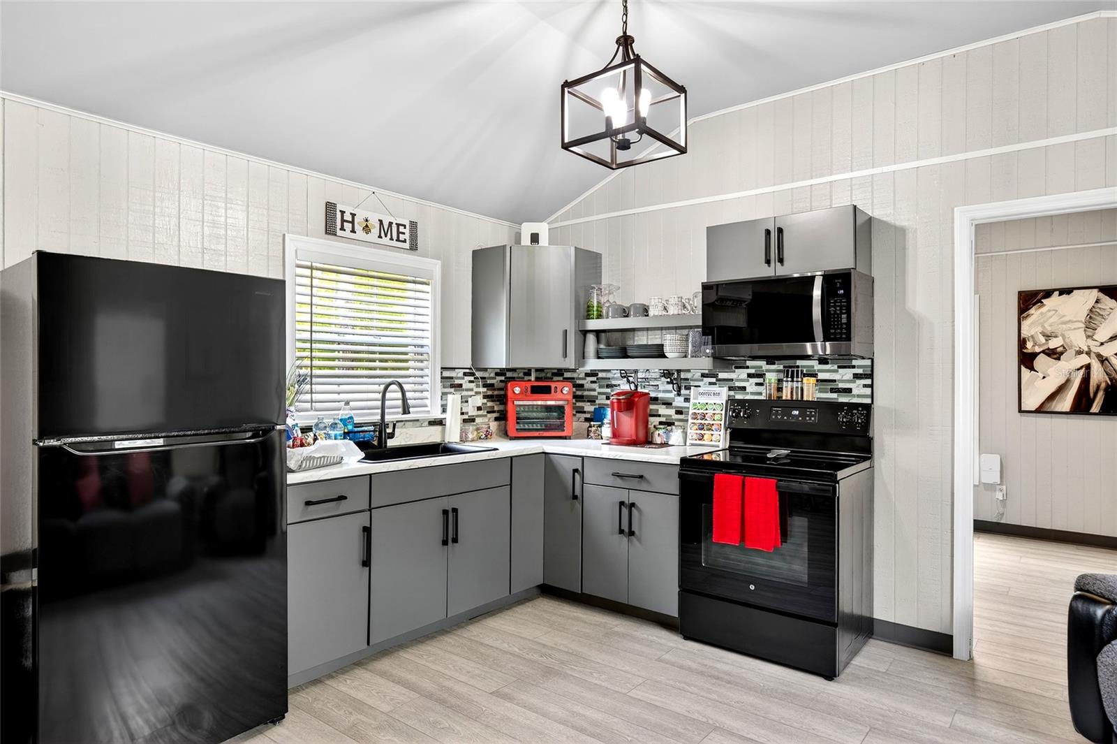 Listing photo id 4 for 7576 Heller Avenue