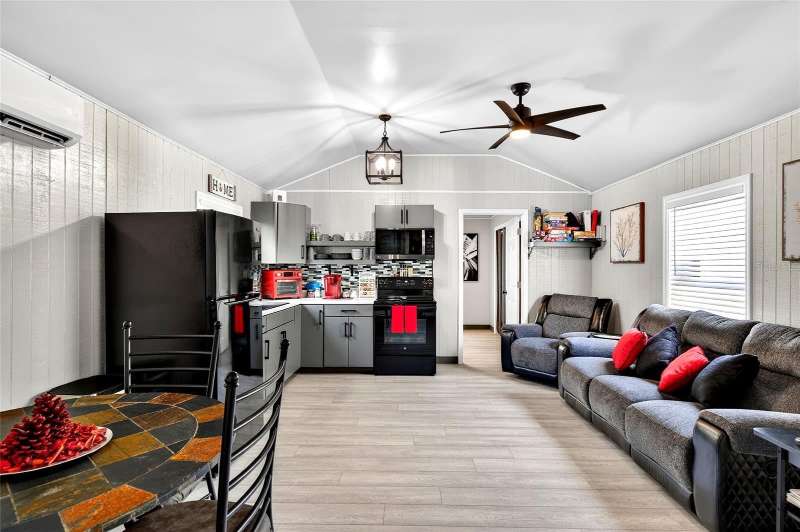 Listing photo id 5 for 7576 Heller Avenue