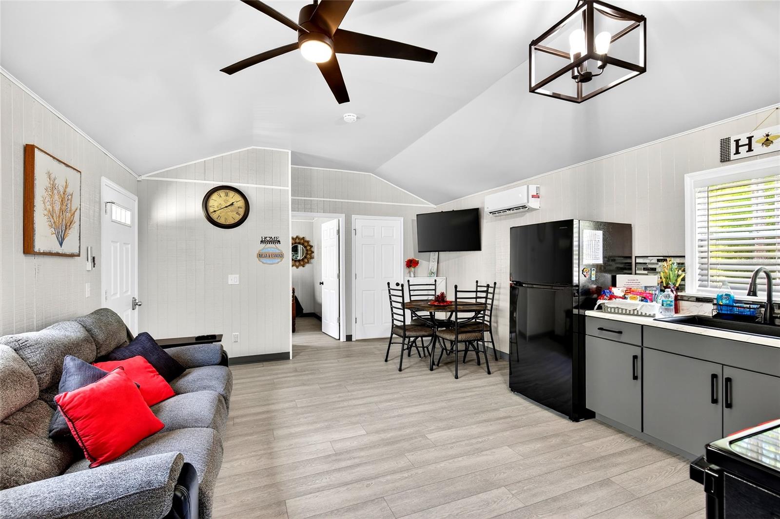 Listing photo id 6 for 7576 Heller Avenue