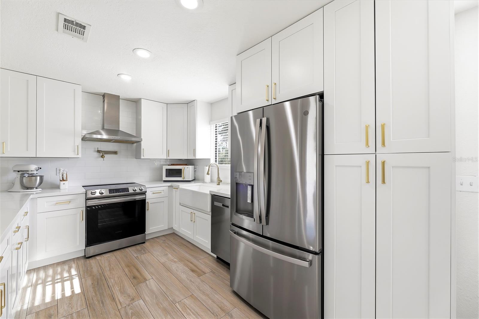 Image 8 of 30 For 5614 Jamaica Road