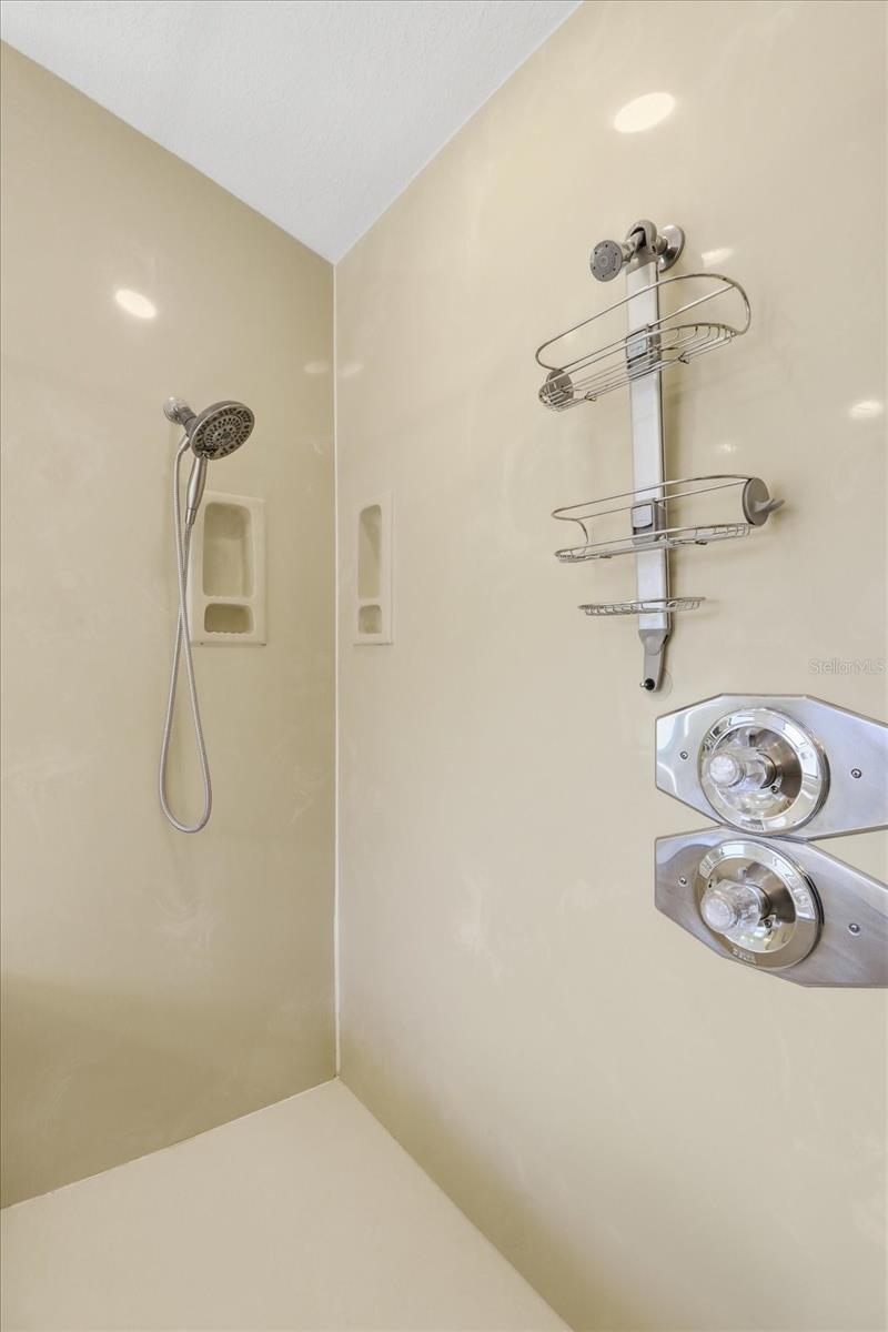 Image 16 of 46 For 451 Ireland Court