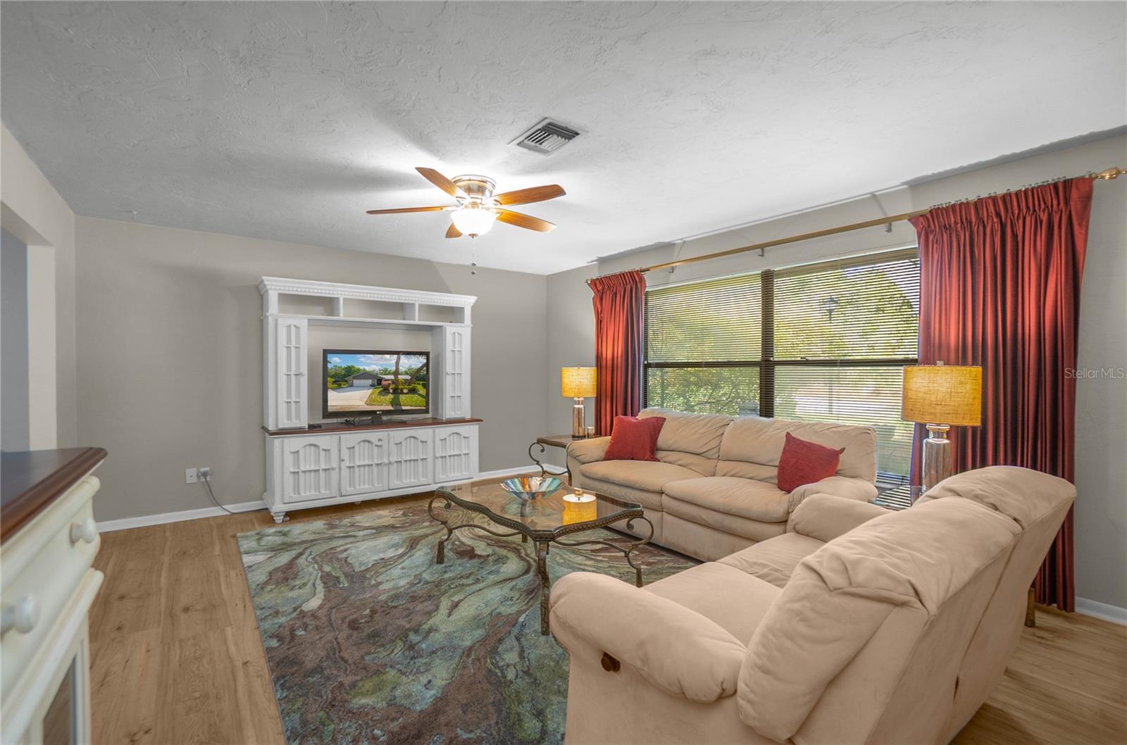 Image 11 of 39 For 20 Sycamore Court E