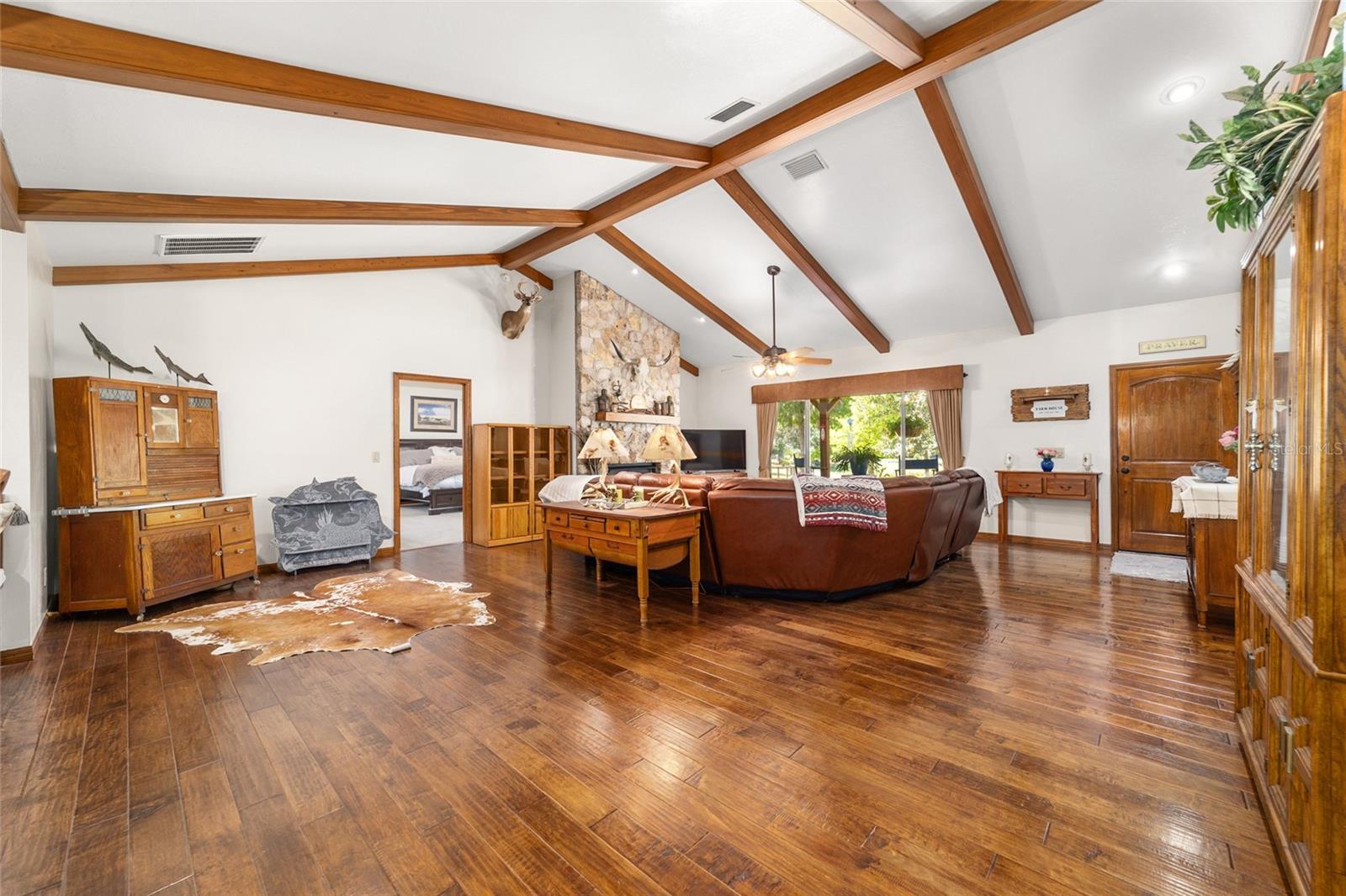 Listing photo id 12 for 20005 135th Avenue