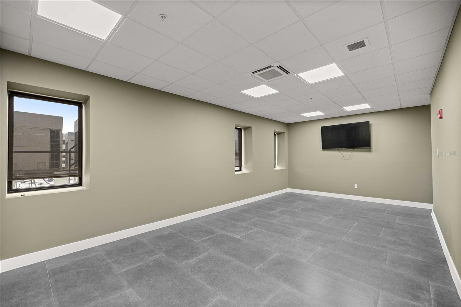 Image 28 of 31 For 18 Magnolia Avenue