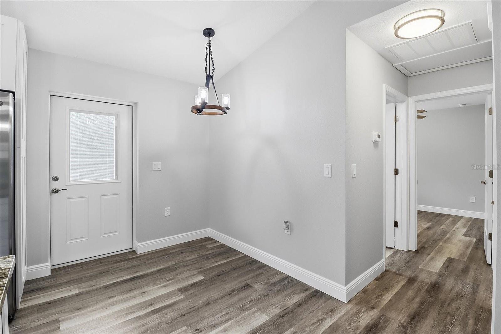 Listing photo id 10 for 8593 Fauci Point