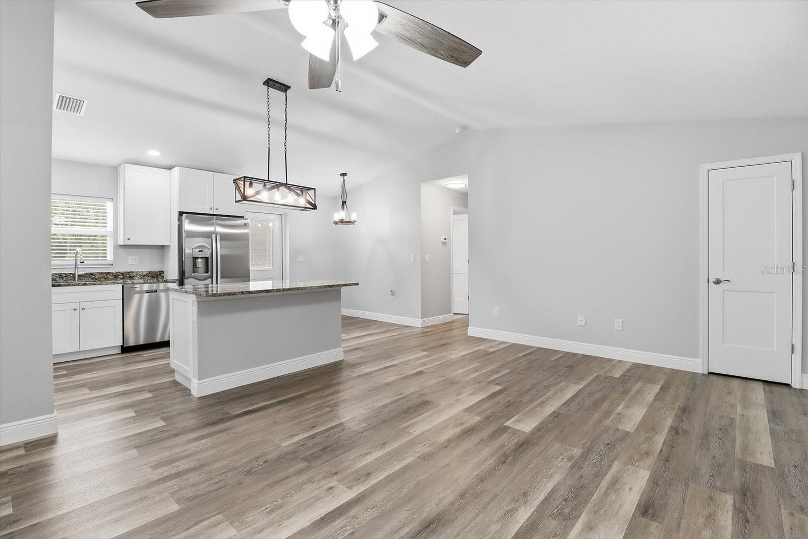 Listing photo id 3 for 8593 Fauci Point