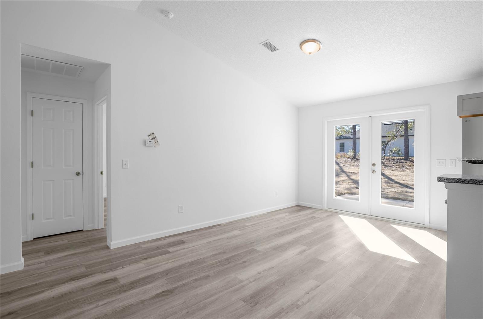 Listing photo id 8 for 2438 Vespero Street