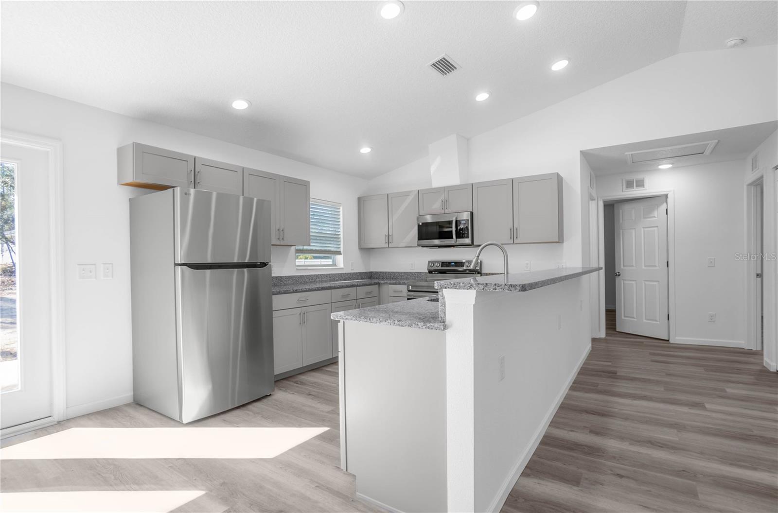 Listing photo id 9 for 2438 Vespero Street