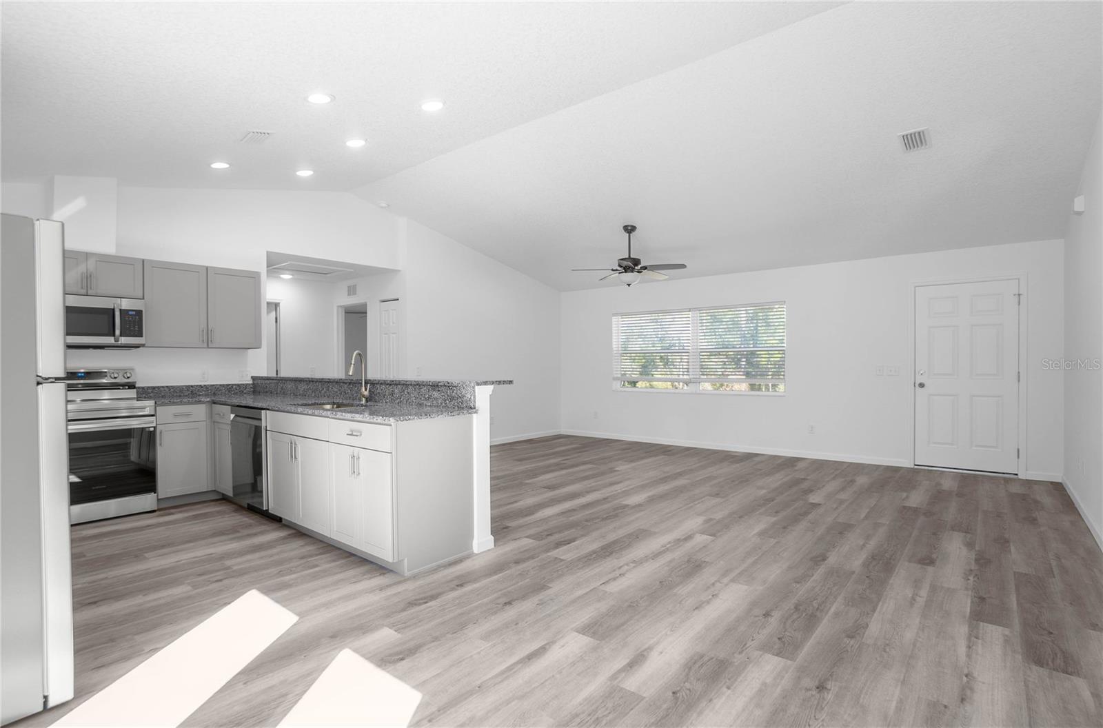 Listing photo id 10 for 2438 Vespero Street