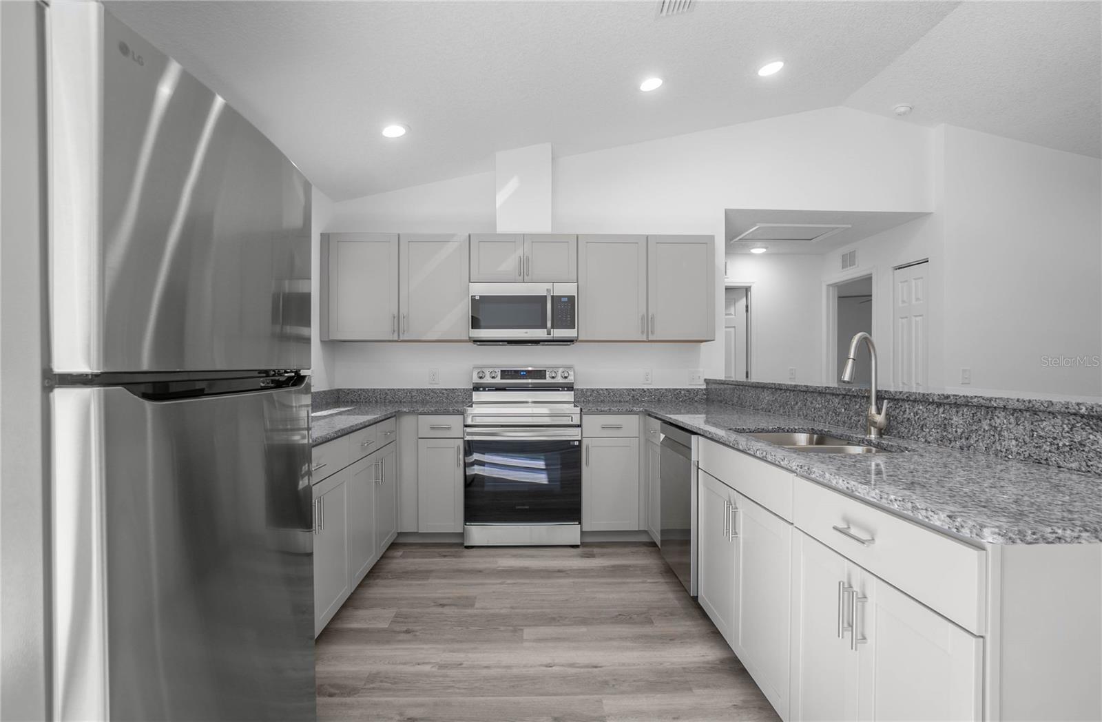 Listing photo id 11 for 2438 Vespero Street