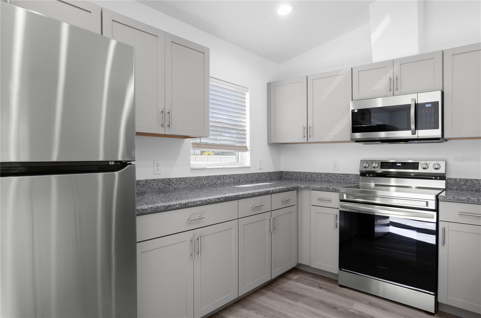 Listing photo id 12 for 2438 Vespero Street