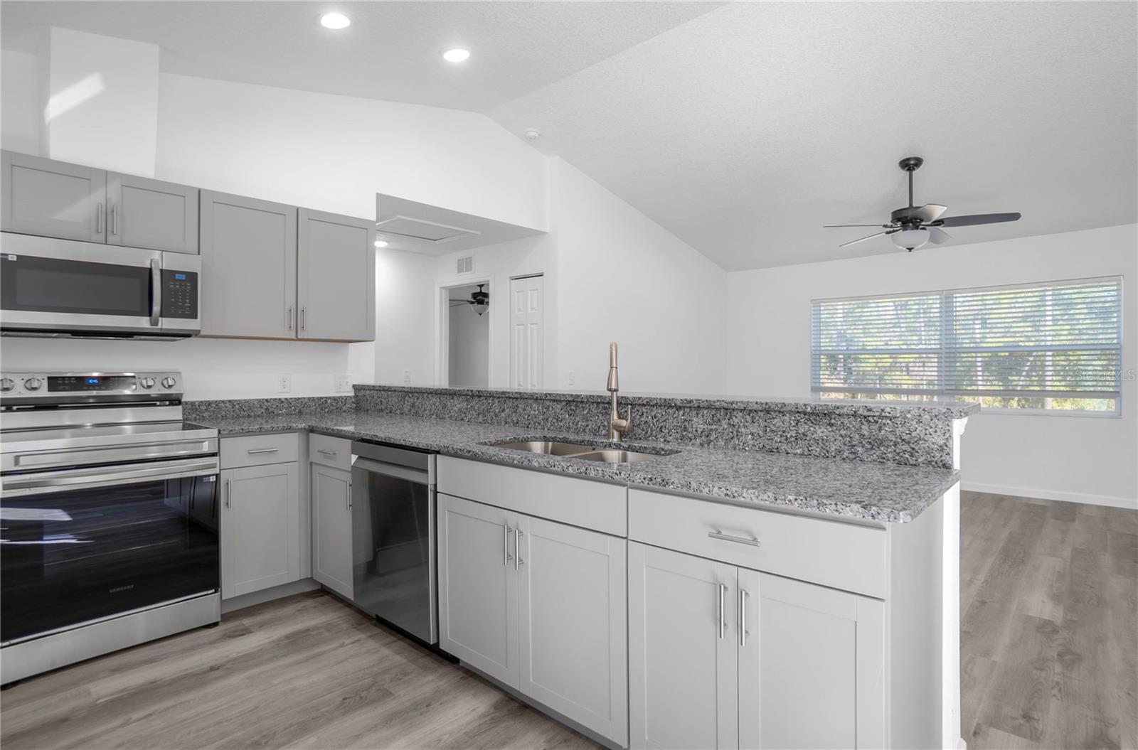 Listing photo id 13 for 2438 Vespero Street