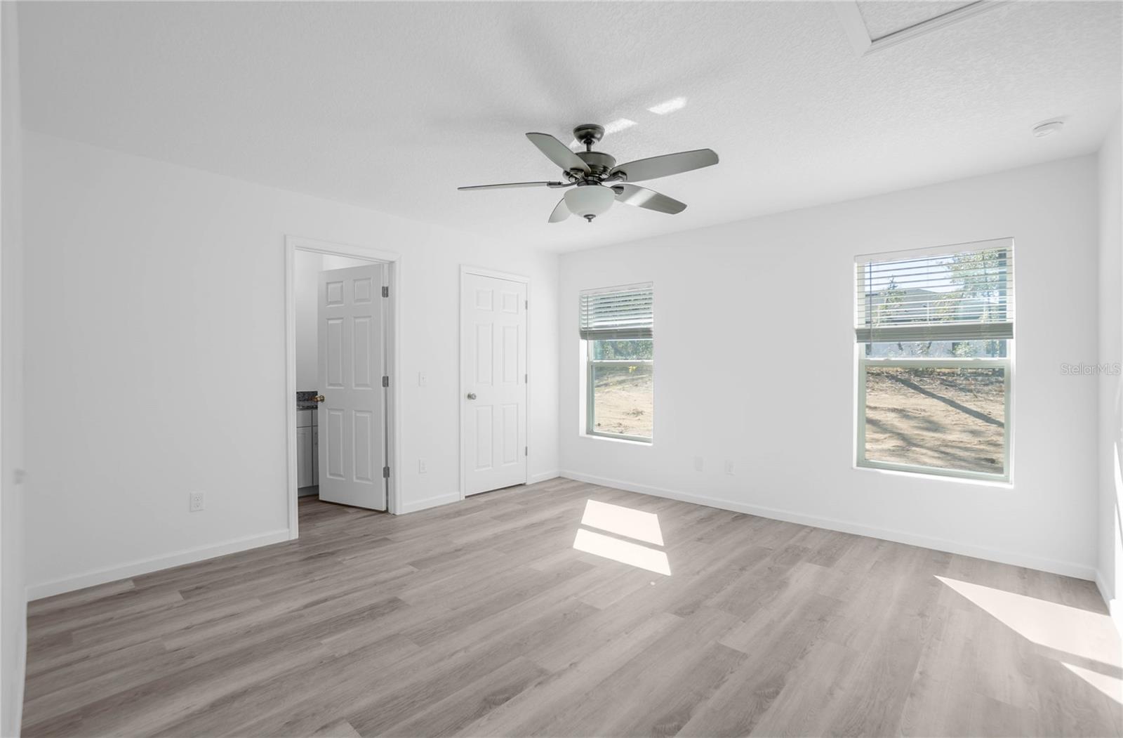 Listing photo id 14 for 2438 Vespero Street