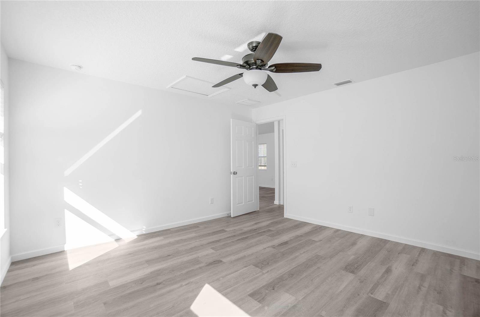 Listing photo id 15 for 2438 Vespero Street