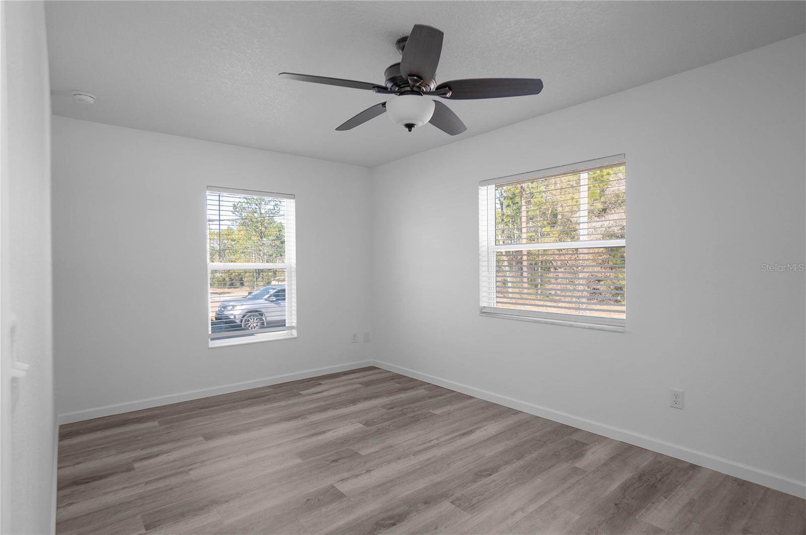 Listing photo id 17 for 2438 Vespero Street