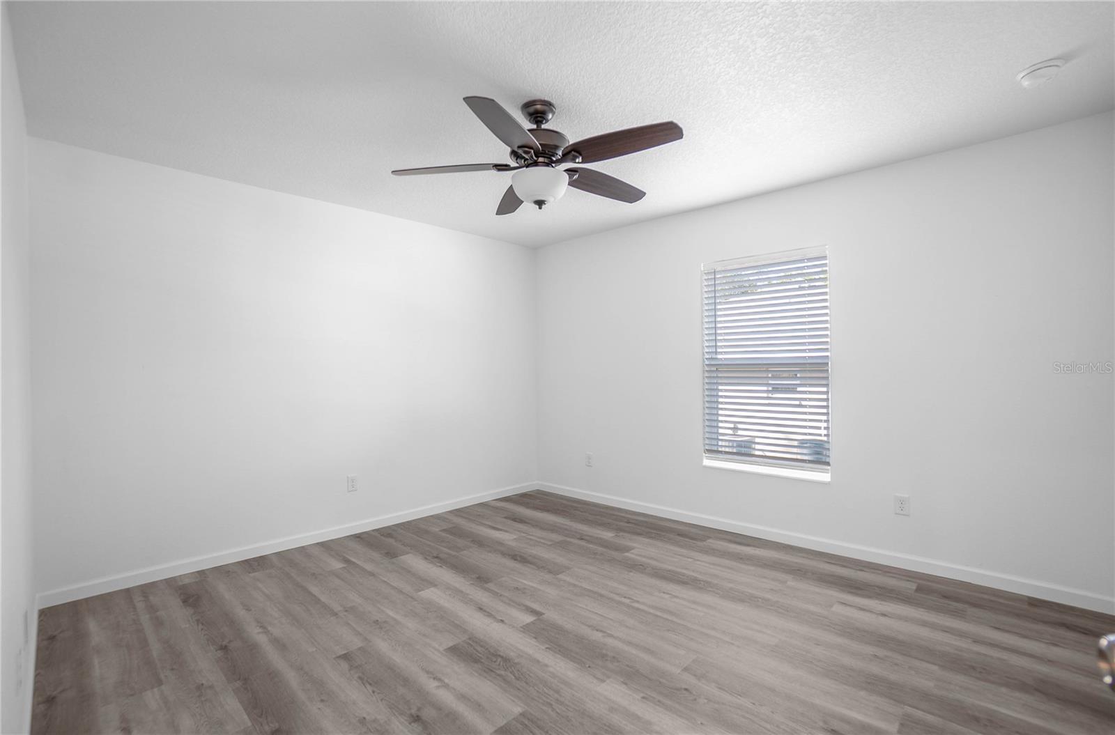 Listing photo id 20 for 2438 Vespero Street