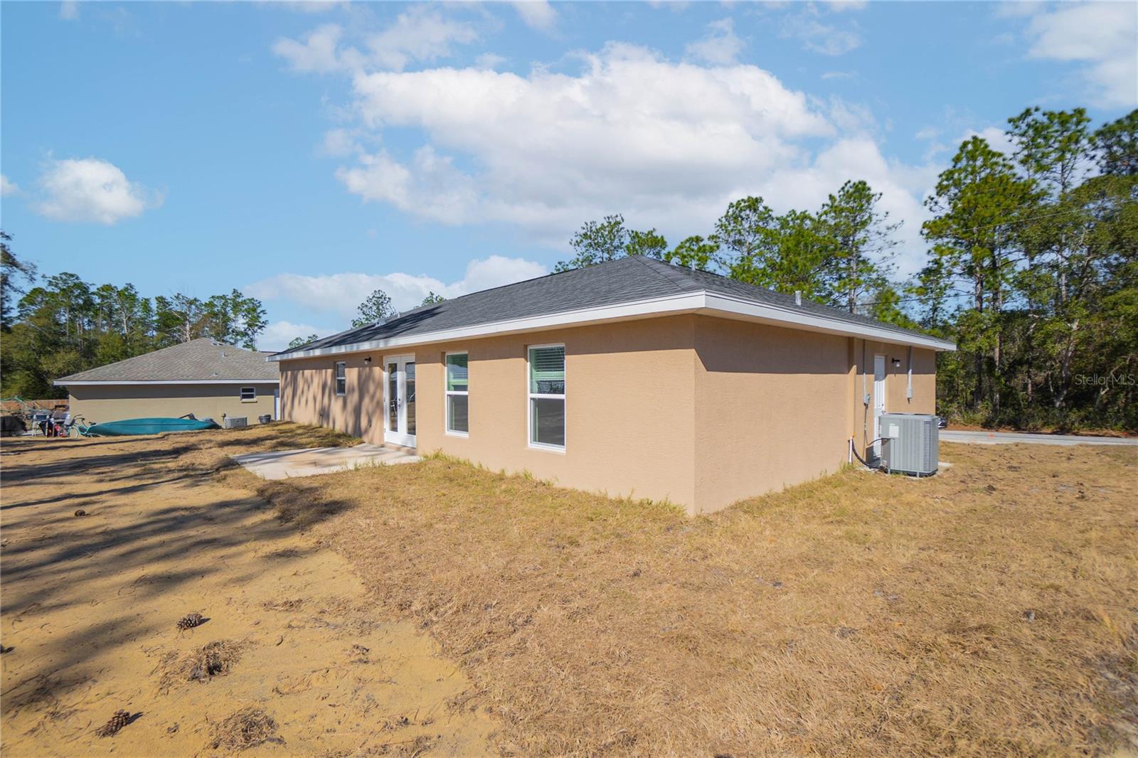 Listing photo id 22 for 2438 Vespero Street
